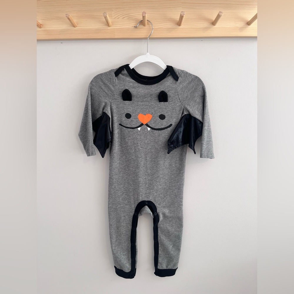 Cat & Jack Toddler 18mo Halloween Vampire Bat One Piece Romper Like New
